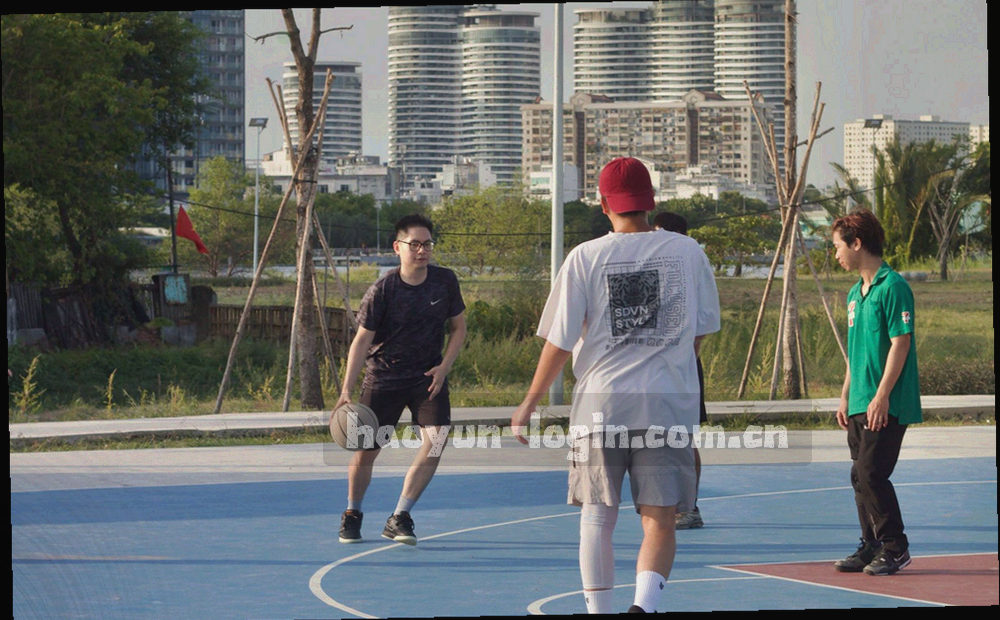 三条不同走向的细线从同一端点发散，末端分别带不同颜色的光点